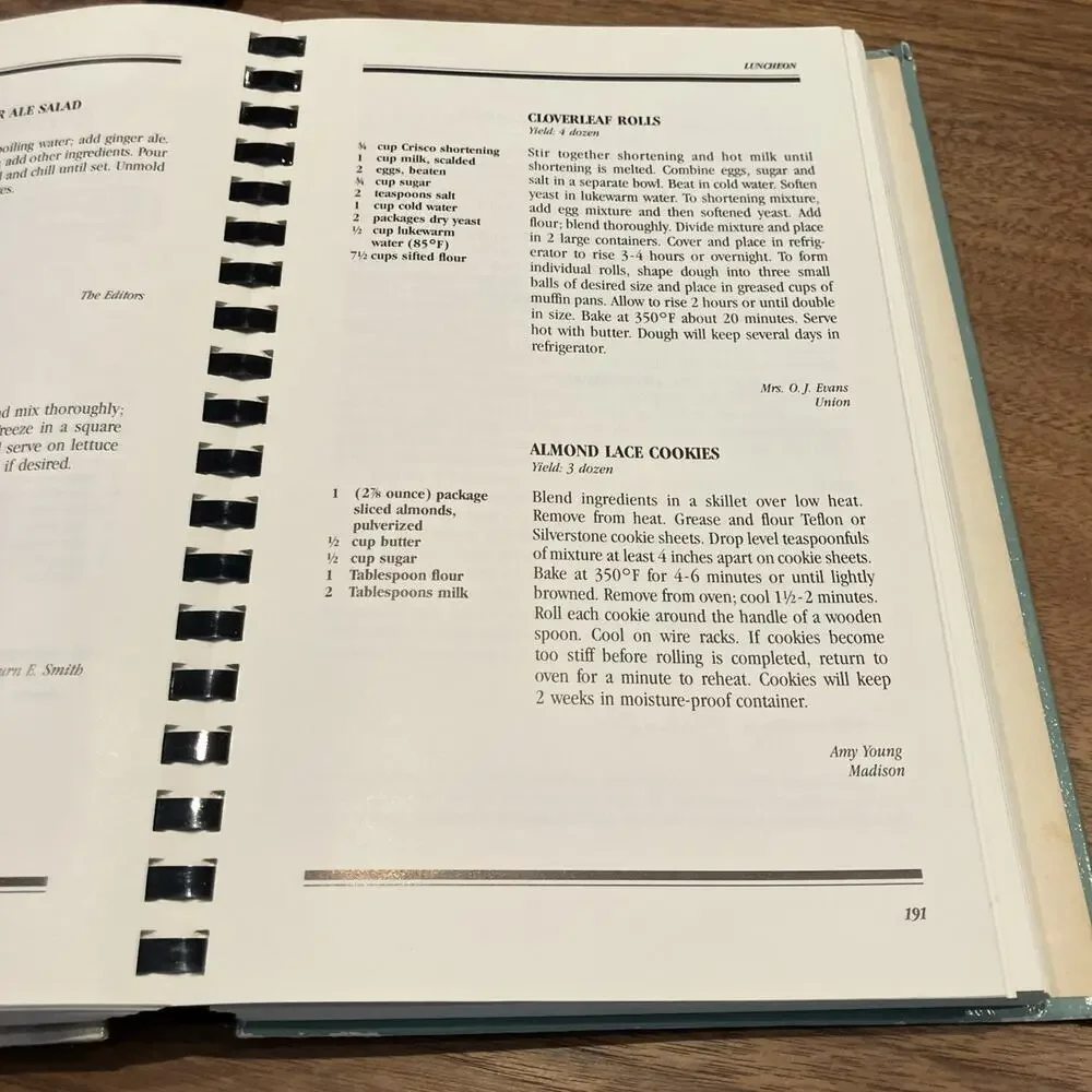 Taste of the South Cookbook Symphony League of‎ Jackson, Mississippi 1984 (A27)